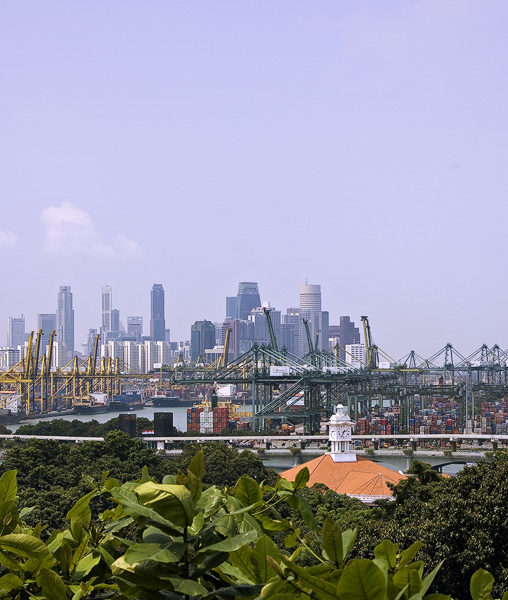 De skyline van Singapore gezien vanaf de kabelbaan boven Sentosa. Grote delen van de zuidkust van het eiland zijn havengebied. Op de achtergrond Central Business District.