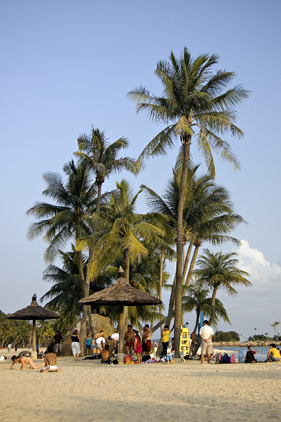 Het strand van Sentosa oogt net te perfect om echt te zijn. Sentosa Island, Singapore.